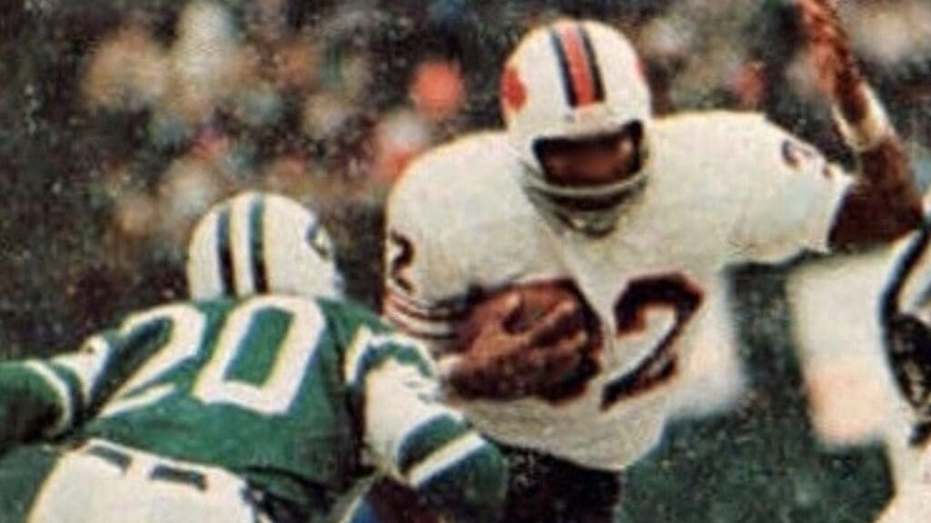 Buffalo Bills' running back O.J. Simpson rushing the ball against the New York Jets on December 16, 1973, breaking the NFL's single-season rushing record