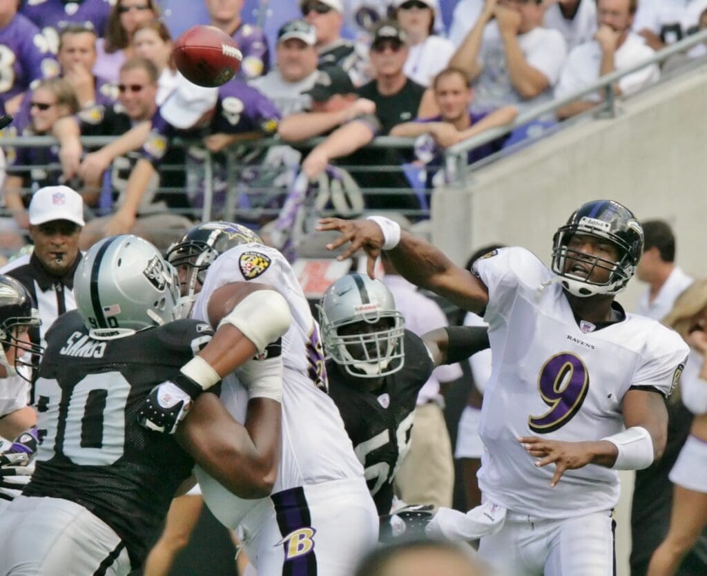 Steve McNair passes against Raiders 2006-09-17