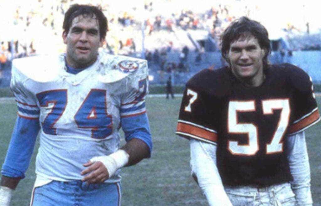 Bruce Matthews with his brother Clay Matthews in 1984. Photo taken at a game between the Cleveland Browns and the Houston Oilers.