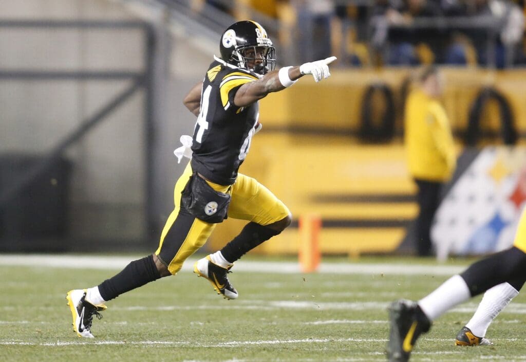 Dec 28, 2014; Pittsburgh, PA, USA; Pittsburgh Steelers wide receiver Antonio Brown (84) returns a punt for a 71-yard touchdown against the Cincinnati Bengals during the first quarter at Heinz Field.