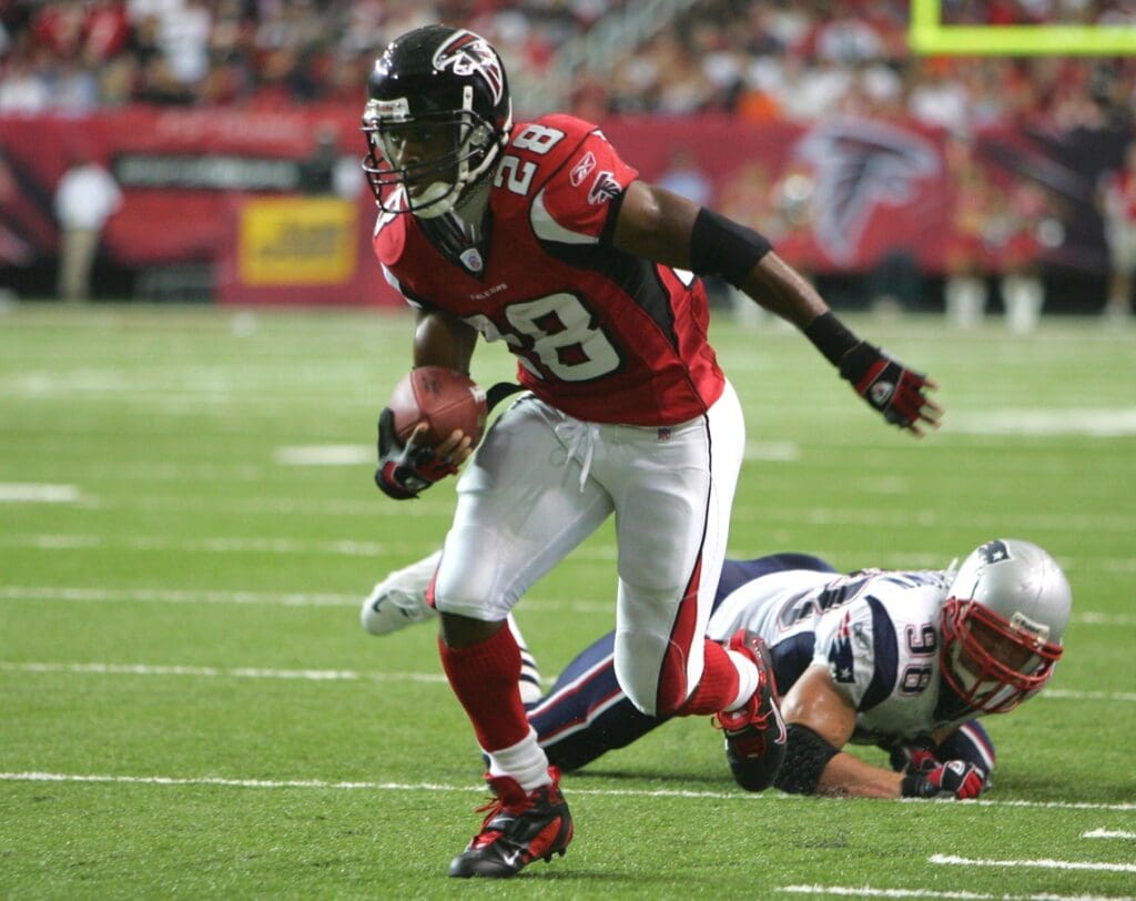 Oct 9, 2005: Atlanta, Georgia, USA: Atlanta Falcons running back (28) Warrick Dunn outruns Chad Brown (98) of the New England Patriots in the second quarter at the Georgia Dome. 