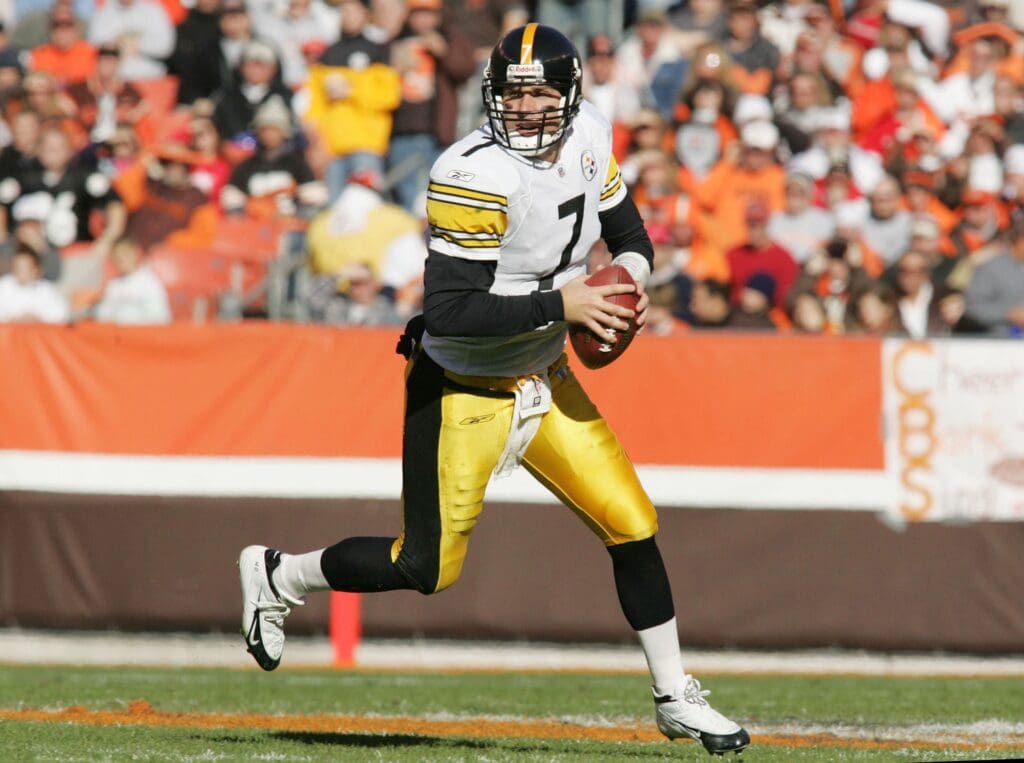 Nov 14, 2004; Cleveland, Oh, USA;Pittsburgh Steelers quarterback #7 Ben Roethlisberger scrambles against Cleveland Browns at Cleveland Browns Stadium.