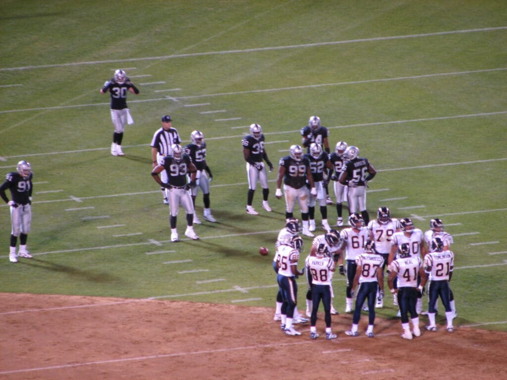 Chargers_huddle_2006_vs_Raiders