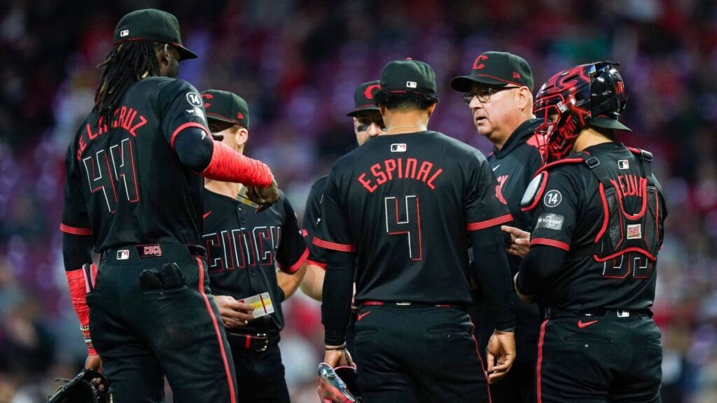 Cincinnati Reds manager Terry Francona (77) speaks with players at the pitchers mound in the sixth inning of the MLB National League game between the Cincinnati Reds and Chicago Cubs, Friday, May 23, 2025, at Great American Ball Park in Downtown Cincinnati.