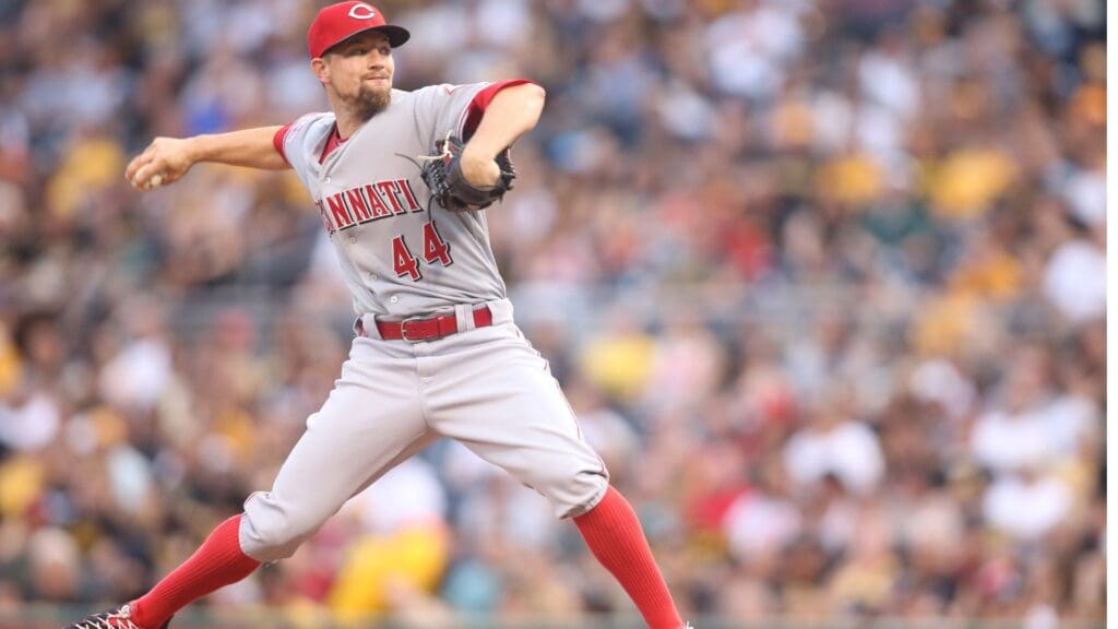 un 24, 2015; Pittsburgh, PA, USA; Cincinnati Reds starting pitcher Mike Leake (44) pitches against the Pittsburgh Pirates during the fourth inning at PNC Park.