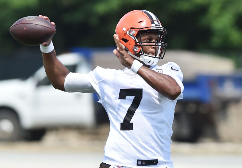 Jun 13, 2017; Berea, OH, USA; Cleveland Browns quarterback DeShone Kizer (7) throws a pass during minicamp at the Cleveland Browns training facility.