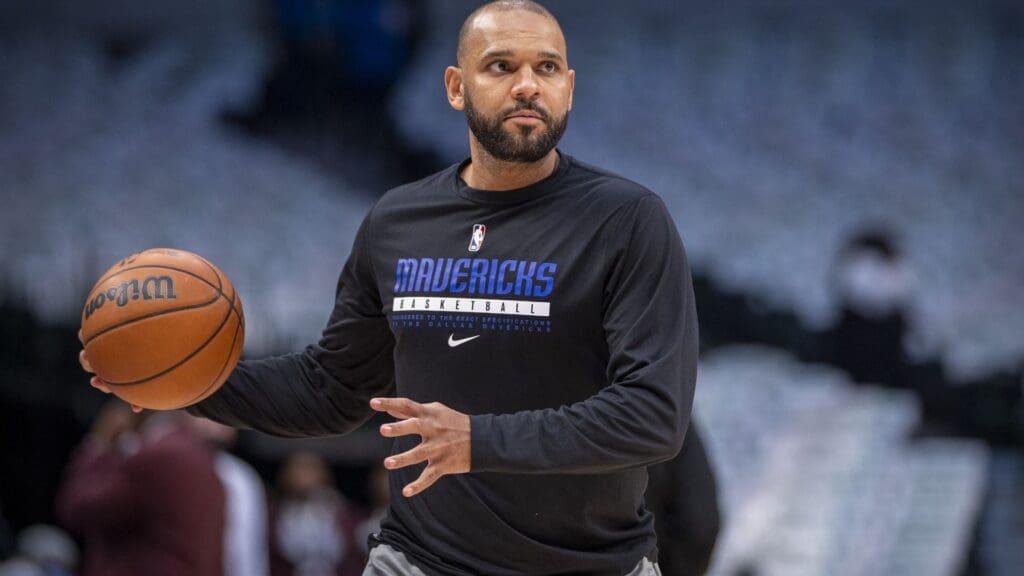 Nov 6, 2021; Dallas, Texas, USA; Dallas Mavericks assistant coach Jared Dudley works with the Mavericks before the game against the Boston Celtics at the American Airlines Center. Mandatory Credit: Jerome Miron-Imagn Images