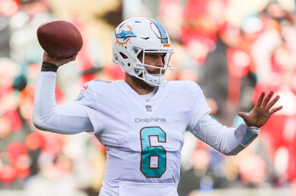 Dec 24, 2017; Kansas City, MO, USA; Miami Dolphins quarterback Jay Cutler (6) throws a pass against the Kansas City Chiefs in the second half at Arrowhead Stadium.