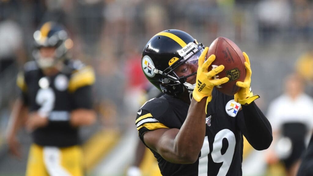 Aug 17, 2019; Pittsburgh, PA, USA; Pittsburgh Steelers wide receiver JuJu Smith-Schuster (19) catches a pass before playing the Kansas City Chiefs at Heinz Field.