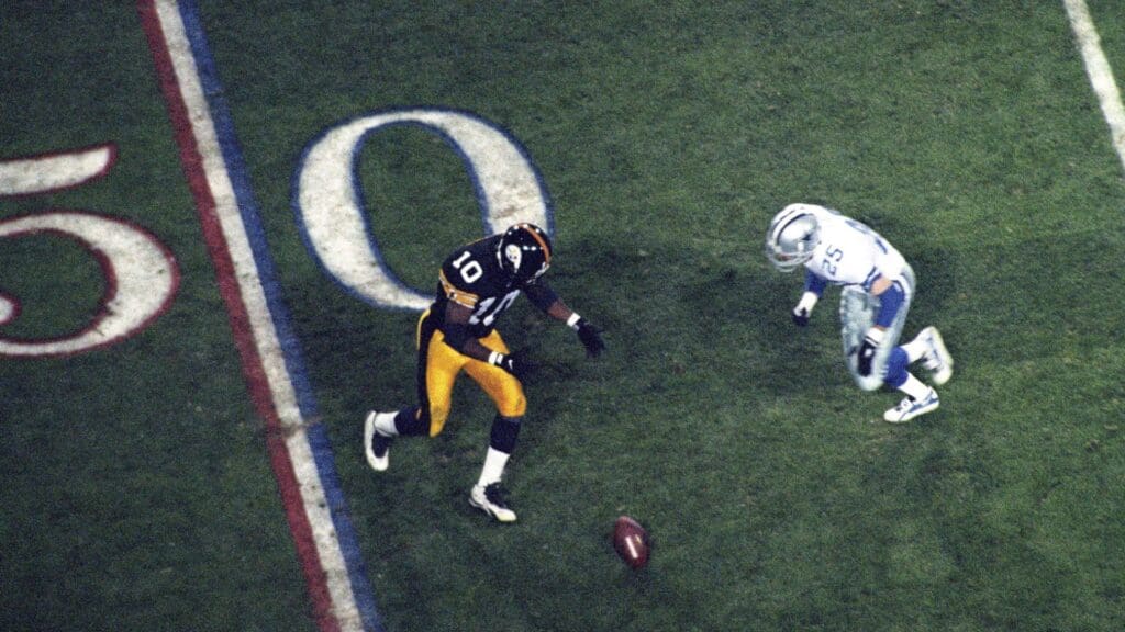 Jan 28, 1996; Tempe, AZ, USA; FILE PHOTO; Pittsburgh Steelers quarterback Kordell Stewart (10) in action against Dallas Cowboys safety Scott Case (25) during Super Bowl XXX at Sun Devil Stadium. Dallas defeated Pittsburgh 27-17.