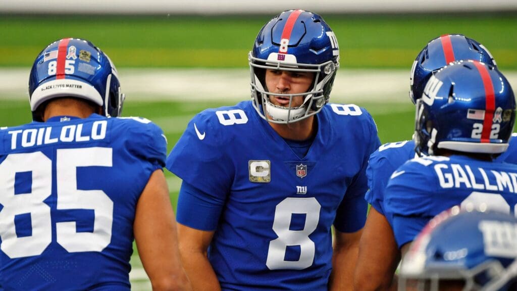 Nov 15, 2020; East Rutherford, New Jersey, USA; New York Giants quarterback Daniel Jones (8) huddles with the team during warmups before the game against the Philadelphia Eagles at MetLife Stadium