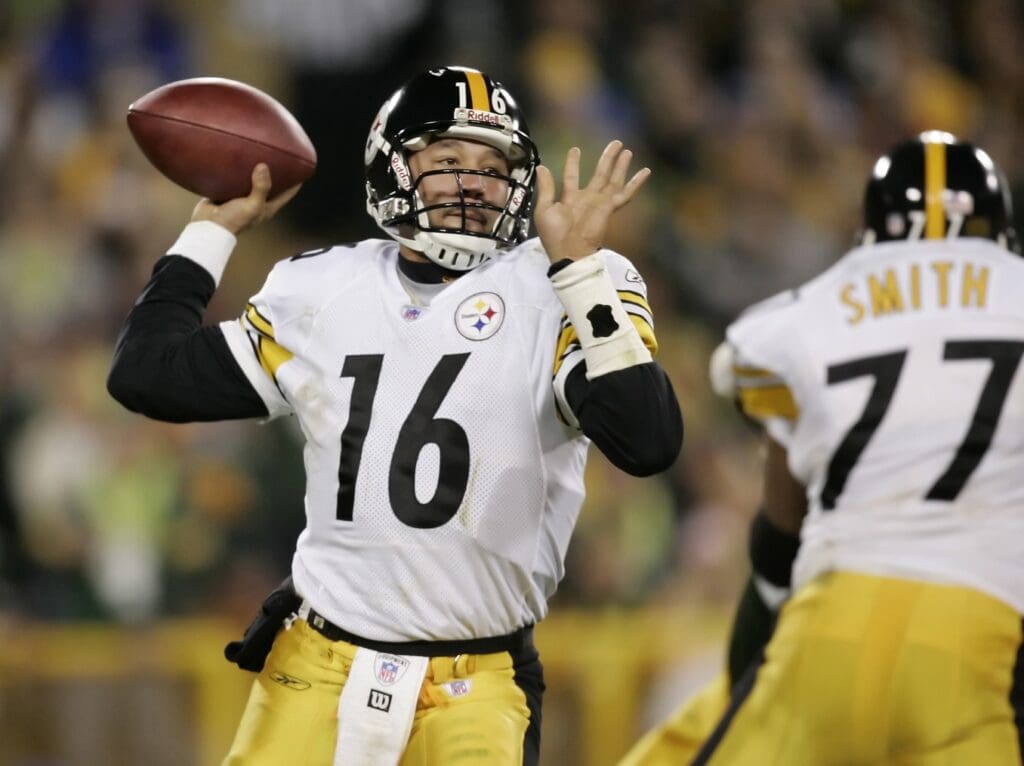 November 6, 2005; Green Bay, WI, USA; Pittsburgh Steelers quarterback #16 Charlie Batch passes the ball during the third quarter against the Green Bay Packers at Lambeau Field.
