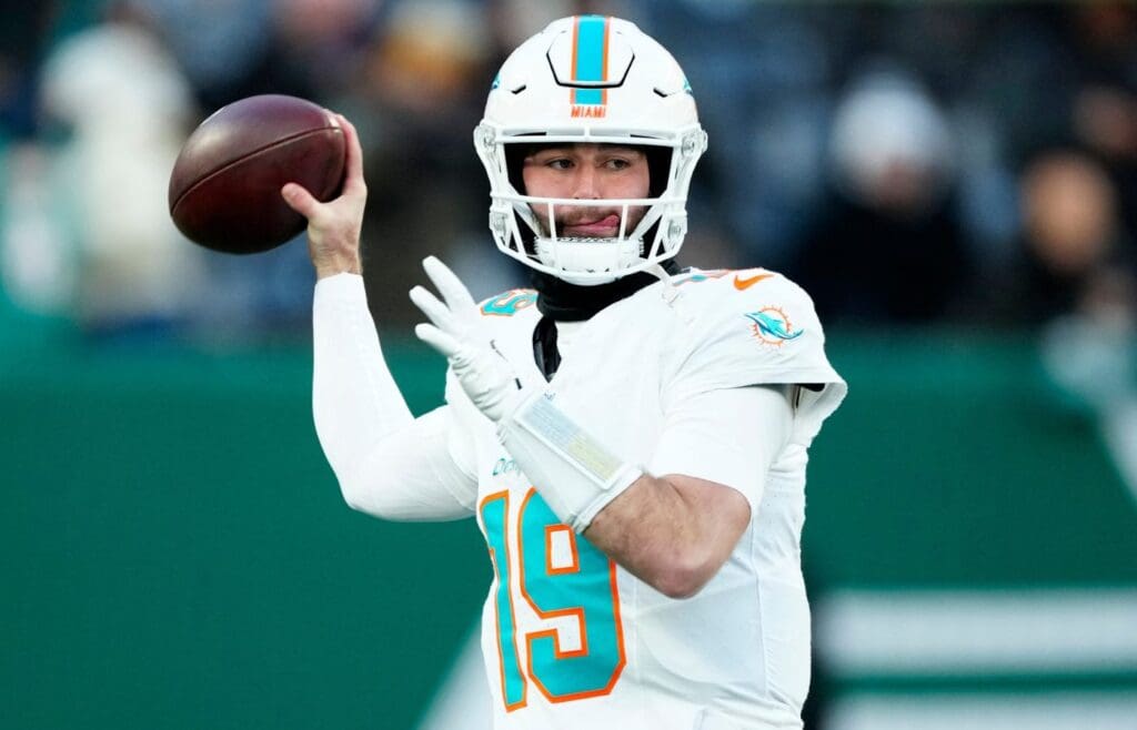 Miami Dolphins quarterback Tua Tagovailoa (19) gets ready to throw the ball before the game, Sunday January 5, 2025, in East Rutherford.