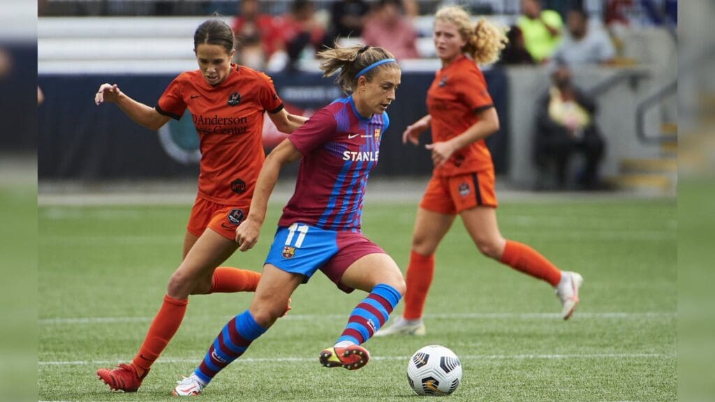 Aug 21, 2021; Portland, OR, USA; FC Barcelona midfielder Alexia Putellas (11) controls the ball against Houston Dash midfielder Shea Groom (6) during the second half at the Women s International Champions Cup at Providence Park. FC Barcelona won the game 3-2