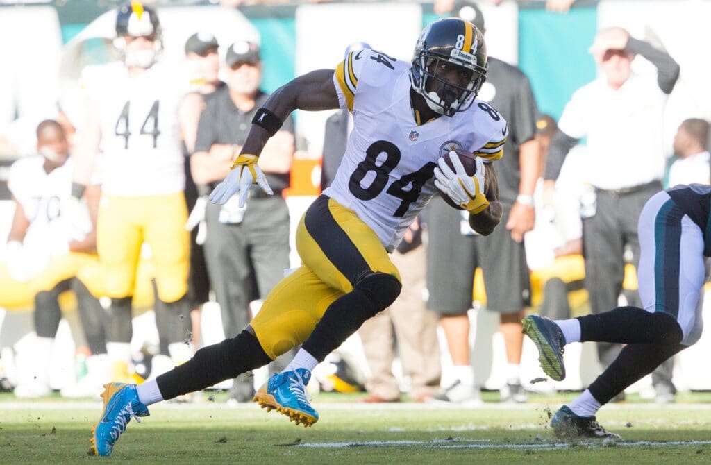 Sep 25, 2016; Philadelphia, PA, USA; Pittsburgh Steelers wide receiver Antonio Brown (84) runs after a catch against the Philadelphia Eagles during the first quarter at Lincoln Financial Field. The Philadelphia Eagles won 34-3