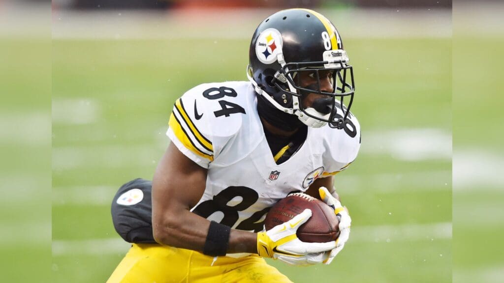 Nov 20, 2016; Cleveland, OH, USA; Pittsburgh Steelers wide receiver Antonio Brown (84) runs with the ball after a catch during the second quarter against the Cleveland Browns at FirstEnergy Stadium.