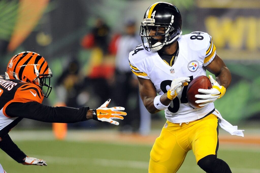 Jan 9, 2016; Cincinnati, OH, USA; Pittsburgh Steelers wide receiver Antonio Brown (84) runs the ball against Cincinnati Bengals cornerback Chris Lewis-Harris (37) during the first quarter in the AFC Wild Card playoff football game at Paul Brown Stadium.