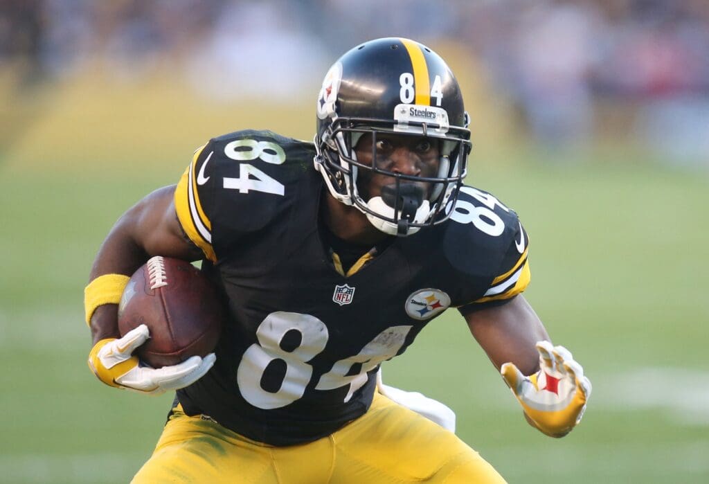 Oct 23, 2016; Pittsburgh, PA, USA; Pittsburgh Steelers wide receiver Antonio Brown (84) runs after catch against the New England Patriots during the second quarter at Heinz Field.