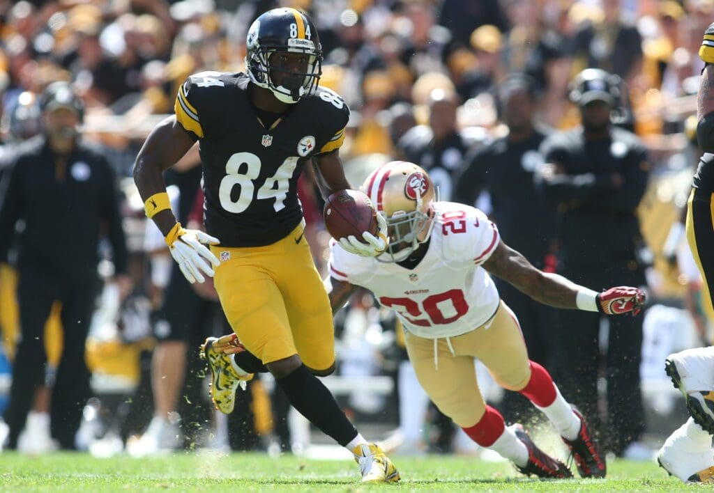 Sep 20, 2015; Pittsburgh, PA, USA; Pittsburgh Steelers wide receiver Antonio Brown (84) carries the ball in front of San Francisco 49ers cornerback Kenneth Acker (20) during the first quarter at Heinz Field.