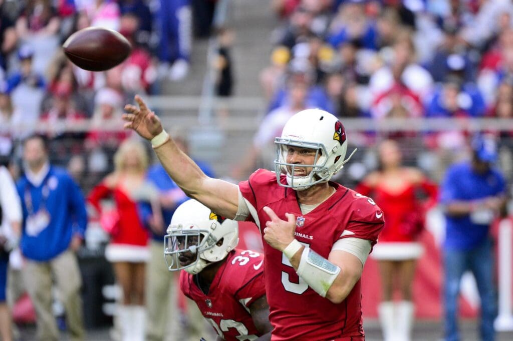 Dec 24, 2017; Glendale, AZ, USA; Arizona Cardinals quarterback Drew Stanton (5) throws a pass during the second half against the New York Giants at University of Phoenix Stadium