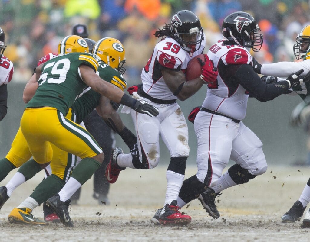Dec 8, 2013; Green Bay, WI, USA; Atlanta Falcons running back Steven Jackson (39) rushes with the football during the first quarter against the Green Bay Packers at Lambeau Field.