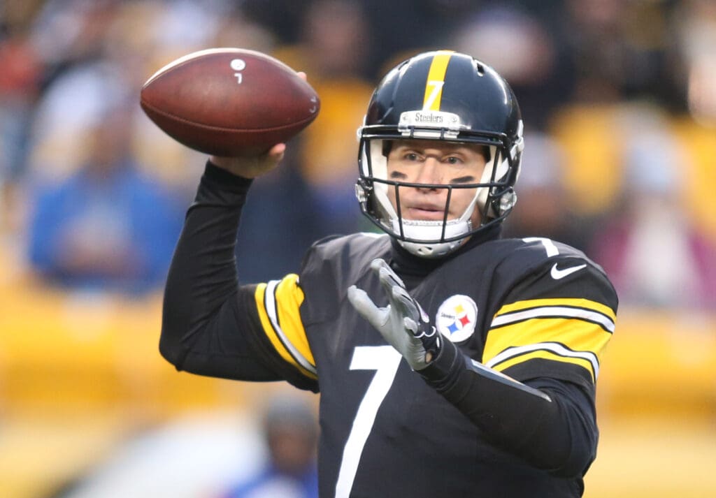 Dec 4, 2016; Pittsburgh, PA, USA; Pittsburgh Steelers quarterback Ben Roethlisberger (7) passes against the New York Giants during the first quarter at Heinz Field.