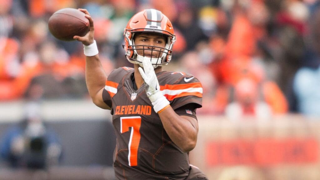 Dec 10, 2017; Cleveland, OH, USA; Cleveland Browns quarterback DeShone Kizer (7) throws a pass for a first down against the Green Bay Packers during the first quarter at FirstEnergy Stadium