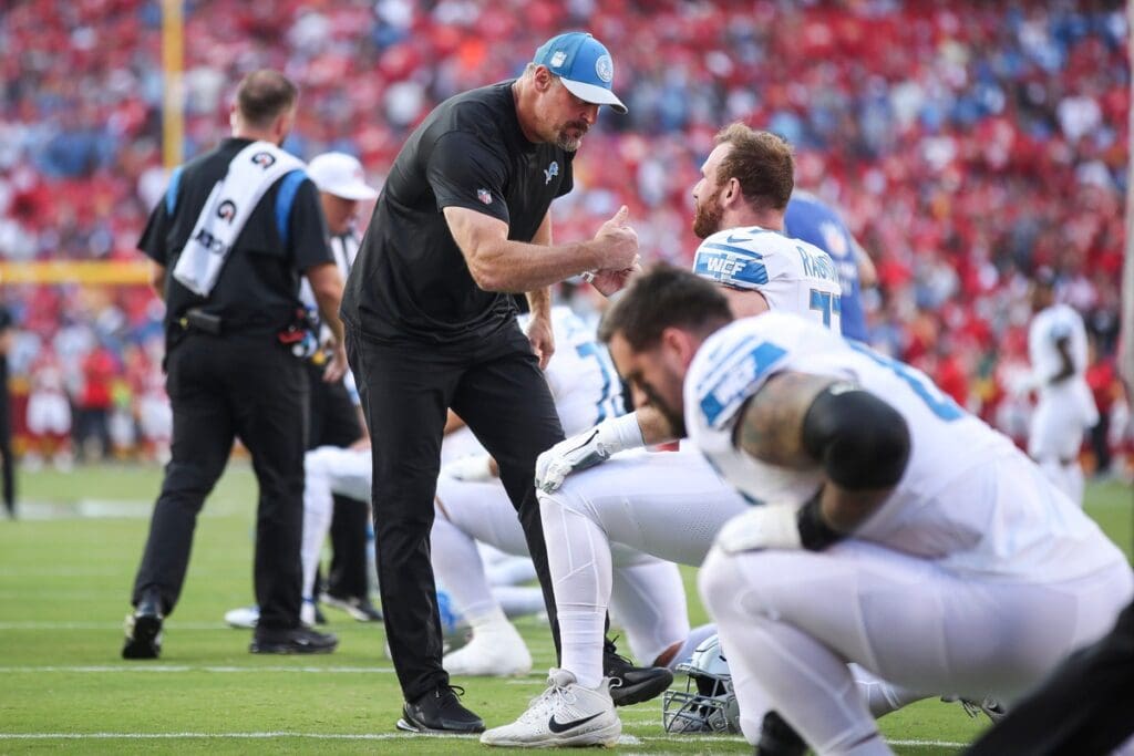 Detroit Lions head coach Dan Campbell shakes hand with center Frank Ragnow (77)