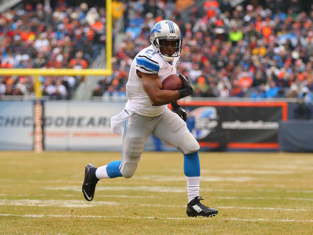 Dec 21, 2014; Chicago, IL, USA; Detroit Lions running back Reggie Bush (21) runs with the ball during the first quarter against the Chicago Bears at Soldier Field.
