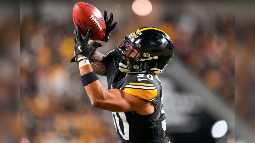 Pittsburgh Steelers running back Jaylen Warren (30) catches a kick over his shoulder in the first quarter of the NFL Week 18 game between the Pittsburgh Steelers and the Cincinnati Bengals at Acrisure Stadium in Pittsburgh on Saturday, Jan. 4, 2025.