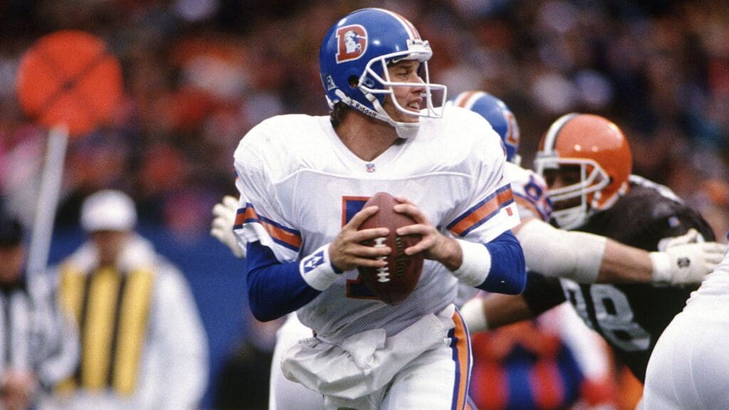 Nov 7, 1993; Cleveland, OH, USA; FILE PHOTO; Denver Broncos quarterback #7 JOHN ELWAY in action against the Cleveland Browns at Cleveland Stadium. The Broncos defeated the Browns 29-14
