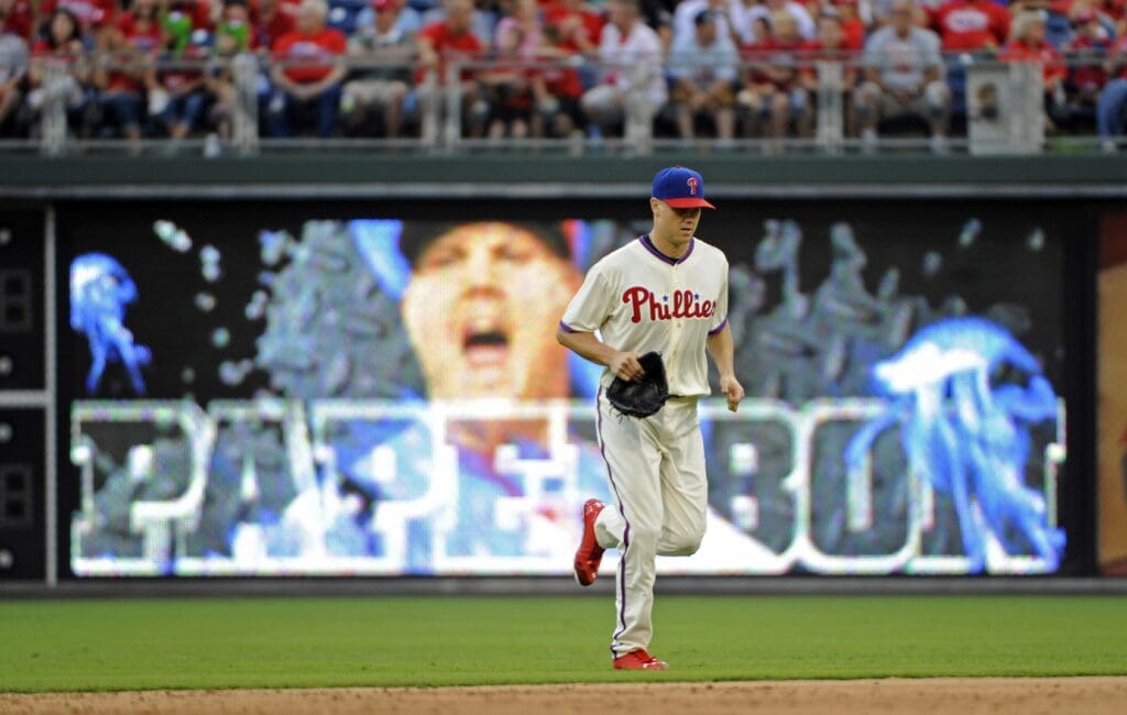 Aug 3, 2013; Philadelphia, PA, USA; Philadelphia Phillies relief pitcher Jonathan Papelbon (58) runs toward the mound in the ninth inning against the Atlanta Braves at Citizens Bank Park. The Braves defeated the Phillies, 5-4 in 12 innings