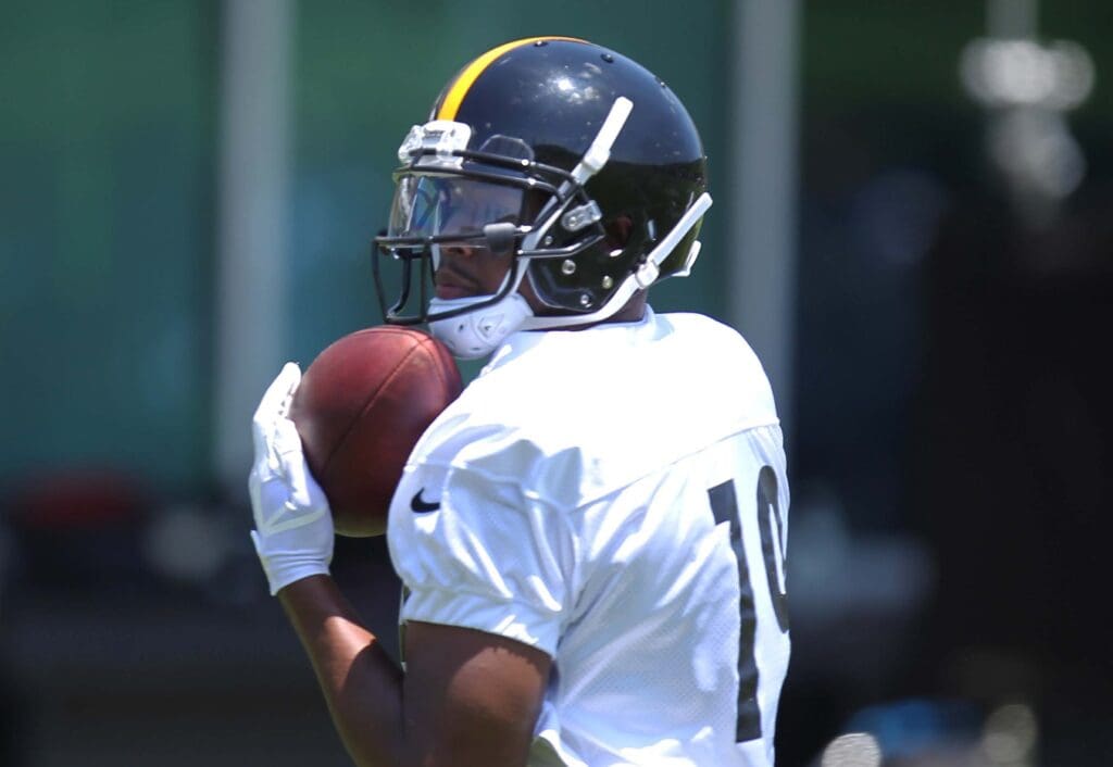 Jun 11, 2019; Pittsburgh, PA, USA; Pittsburgh Steelers wide receiver JuJu Smith-Schuster (19) participates in drills during minicamp at UPMC Rooney Sports Complex