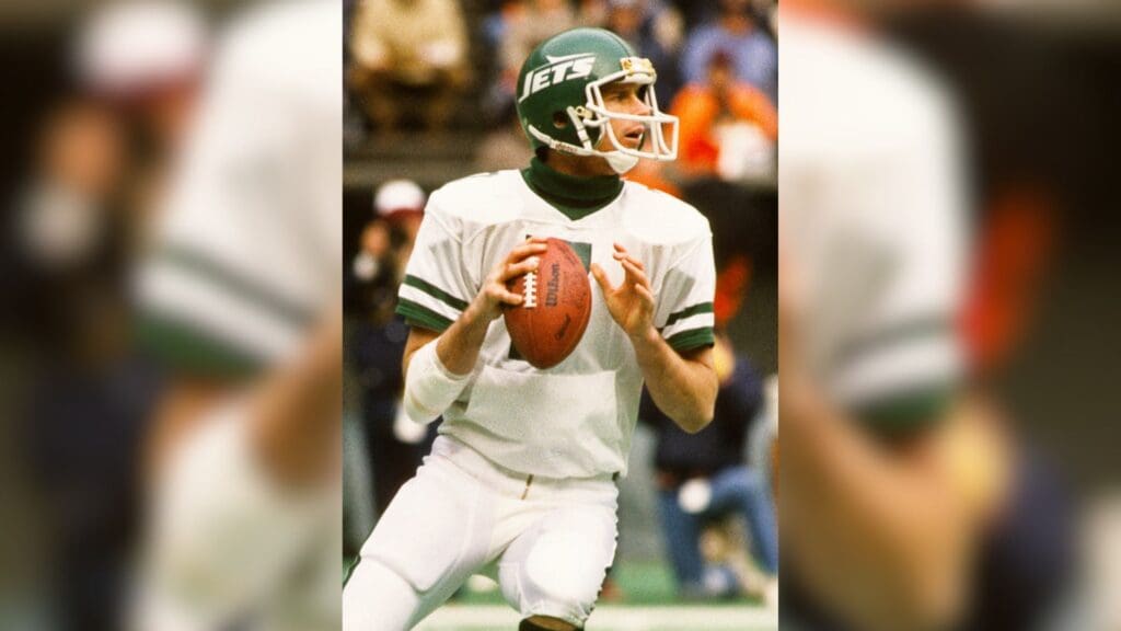 Dec 21, 1986; East Rutherford, NJ, USA; FILE PHOTO; New York Jets quarterback Ken O'Brien (7) in action against the Cincinnati Bengals at the Giants Stadium.