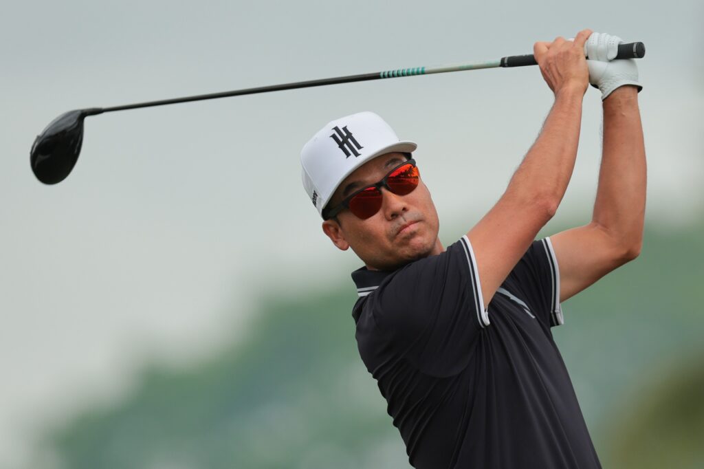 Kevin Na plays his shot from the third tee during the first round of the LIV Golf Miami golf tournament at Trump National Doral.