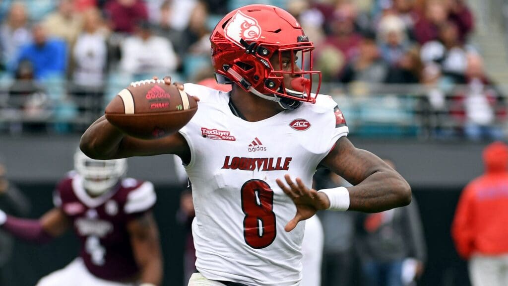Dec 30, 2017; Jacksonville, FL, USA; Louisville Cardinals quarterback Lamar Jackson (8) throws the ball during the first half against the Mississippi State Bulldogs in the 2017 TaxSlayer Bowl at EverBank Field