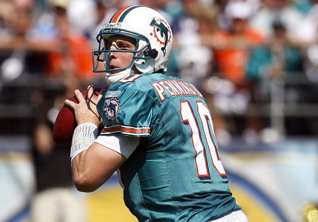 September 27, 2009, San Diego, CA: Miami Dolphins quarterback Chad Pennington (10) looks for a receiver in the first quarter against the San Diego Chargers at Qualcomm Stadium. The Chargers beat the Dolphins 23-13.