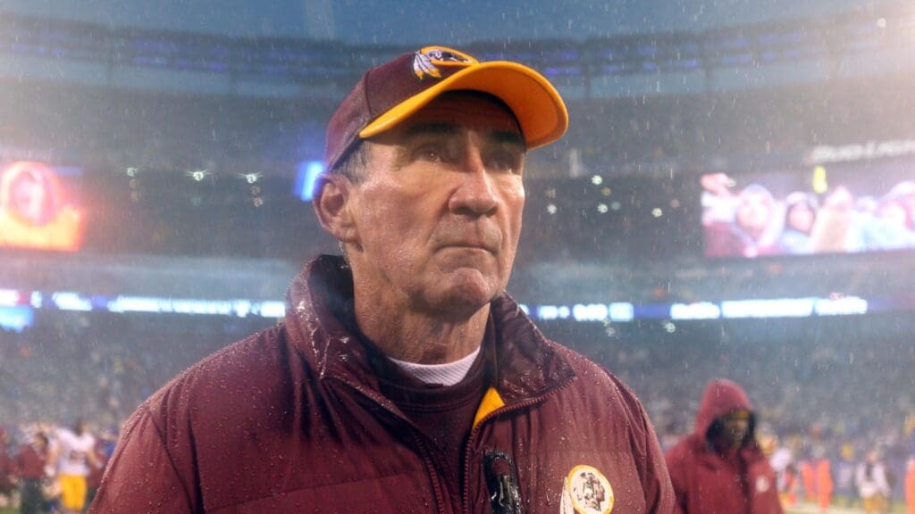 Dec 29, 2013; East Rutherford, NJ, USA; Washington Redskins head coach Mike Shanahan walks off the field after a game against the New York Giants at MetLife Stadium. The Giants defeated the Redskins 20-6. M