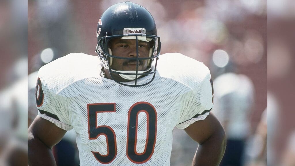 Sep 2, 1989; Los Angeles, CA, USA; FILE PHOTO; Chicago Bears linebacker Mike Singletary (50) on the field against the Los Angeles Raiders at Los Angeles Memorial Coliseum during the 1989 preseason.