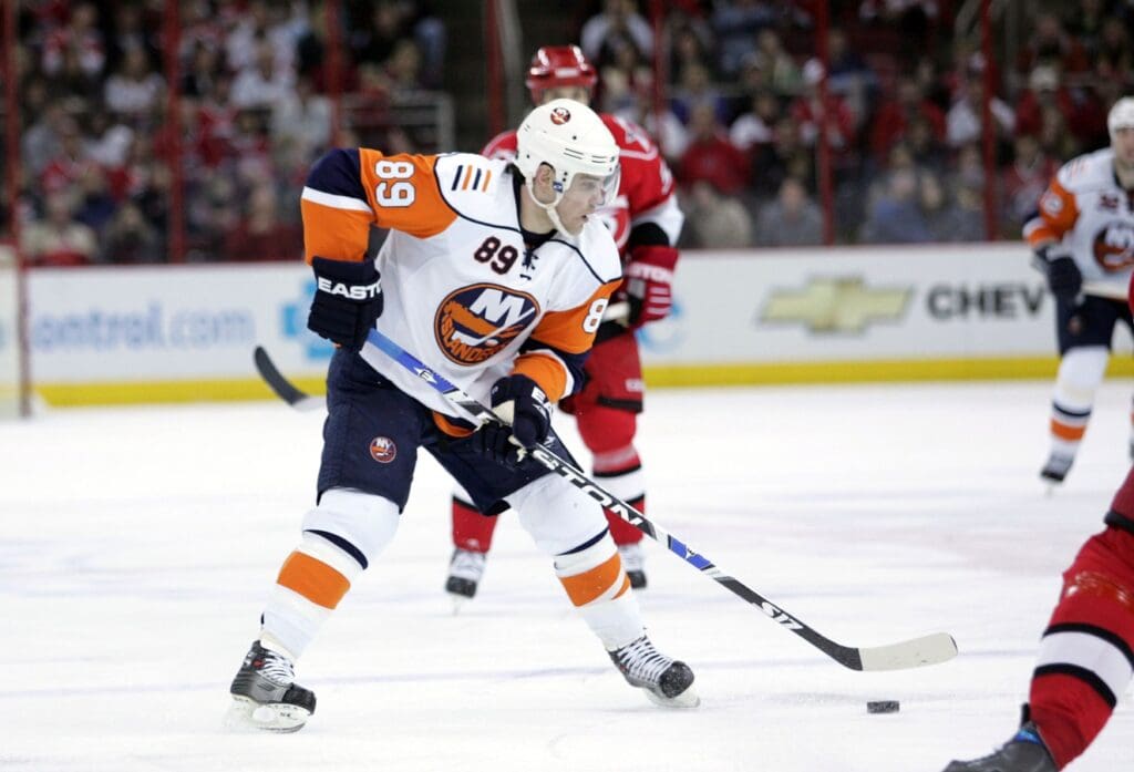 December 31, 2007; Raleigh, NC, USA; New York Islanders center (89) Mike Comrie carries the puck during the 3rd period against the Carolina Hurricanes at the RBC Center in Raleigh, NC. The Islanders defeated the Hurricanes 4-1.
