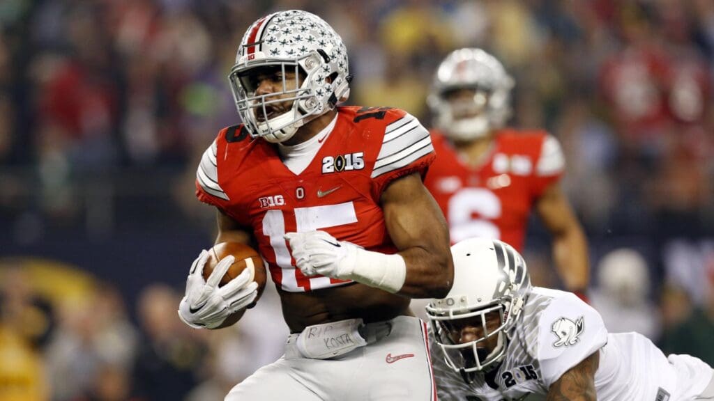 Jan 12, 2015; Arlington, TX, USA; Ohio State Buckeyes running back Ezekiel Elliott (15) runs past Oregon Ducks defensive back Erick Dargan (4) in the first quarter for a touchdown in the 2015 CFP National Championship Game at AT&T Stadium. 