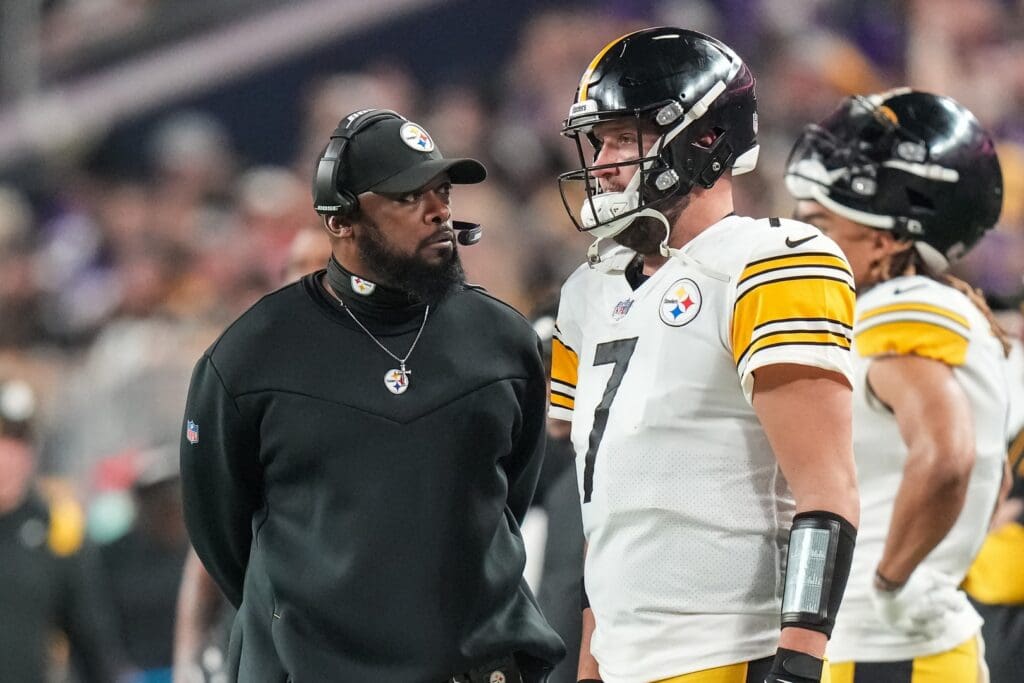 Pittsburgh Steelers head coach Mike Tomlin (left) looks at quarterback Ben Roethlisberger (7) during the third quarter against the Minnesota Vikings at U.S. Bank Stadium.