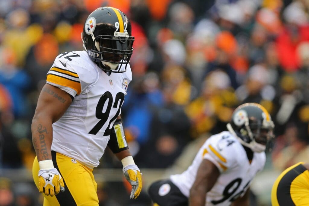 Dec 18, 2016; Cincinnati, OH, USA; Pittsburgh Steelers outside linebacker James Harrison (92) against the Cincinnati Bengals at Paul Brown Stadium. The Steelers won 24-20.