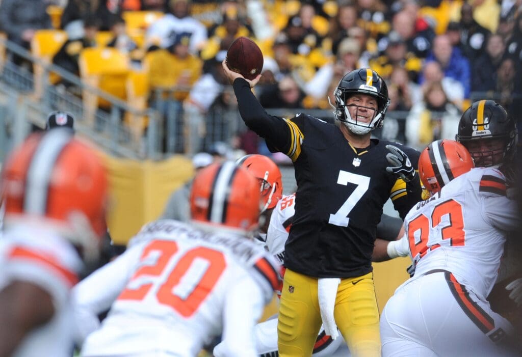 Oct 28, 2018; Pittsburgh, PA, USA; Pittsburgh Steelers quarterback Ben Roethlisberger (7) throws a first quarter pass against the Cleveland Browns at Heinz Field