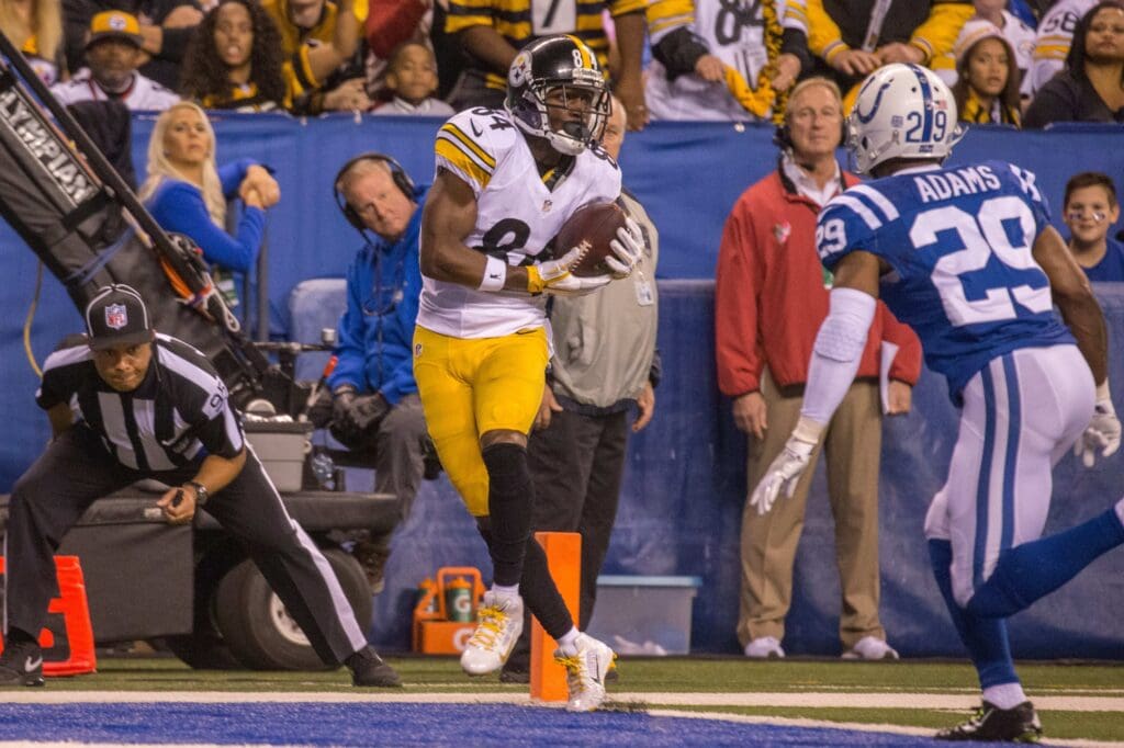 Nov 24, 2016; Indianapolis, IN, USA; Pittsburgh Steelers wide receiver Antonio Brown (84) catches his third touchdown of the game in the second half of the game against the Indianapolis Colts at Lucas Oil Stadium. The Pittsburgh Steelers beat the Indianapolis Colts 28-7.