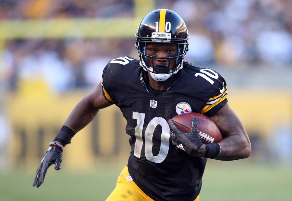 Nov 8, 2015; Pittsburgh, PA, USA; Pittsburgh Steelers wide receiver Martavis Bryant (10) runs to score a fourteen yard touchdown pass against the Oakland Raiders during the fourth quarter at Heinz Field. The Steelers won 38-35.