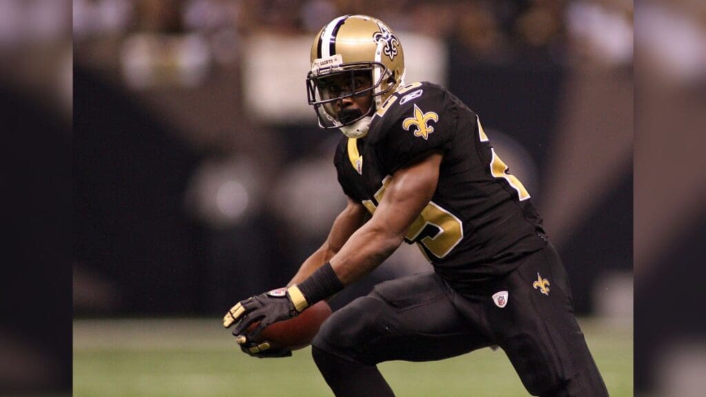Nov. 2, 2009; New Orleans, LA, USA; New Orleans Saints running back Reggie Bush (25) carries against the Atlanta Falcons during 1st quarter at the Louisiana Superdome.