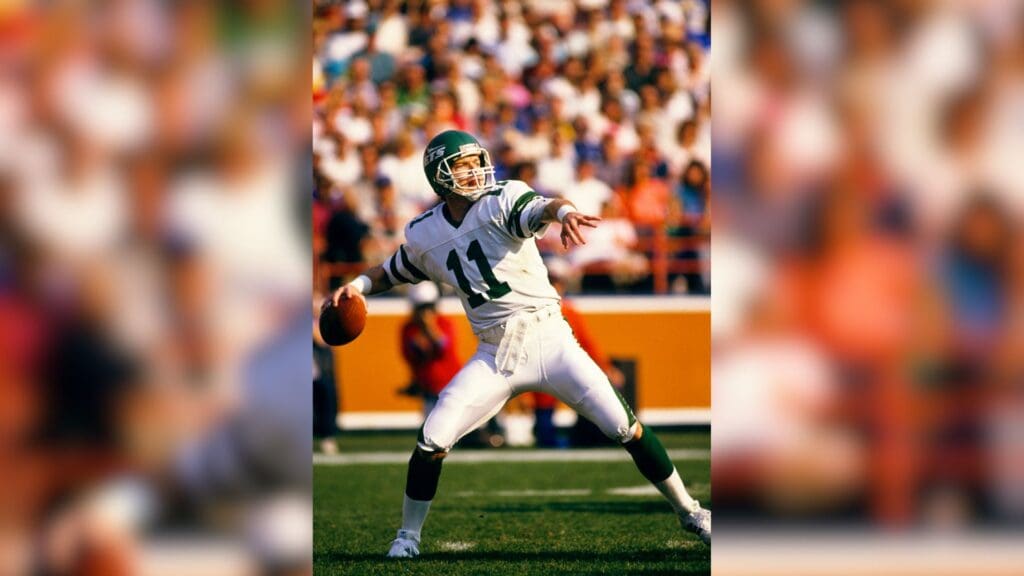 New York Jets quarterback Tony Eason (11) in action against the Los Angeles Rams at Anaheim Stadium.