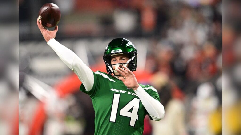 Dec 28, 2023; Cleveland, Ohio, USA; New York Jets quarterback Trevor Siemian (14) warms up before the game against the Cleveland Browns at Cleveland Browns Stadium.