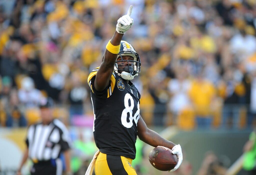 Oct 22, 2017; Pittsburgh, PA, USA; Pittsburgh Steelers wide receiver Antonio Brown points to the fans after scoring a first quarter touchdown against the Cincinnati Bengals at Heinz Field.